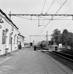 857674 Gezicht op het perron van het N.S.-station Velp te Velp, met op de achtergrond een diesel-electrische locomotief ...